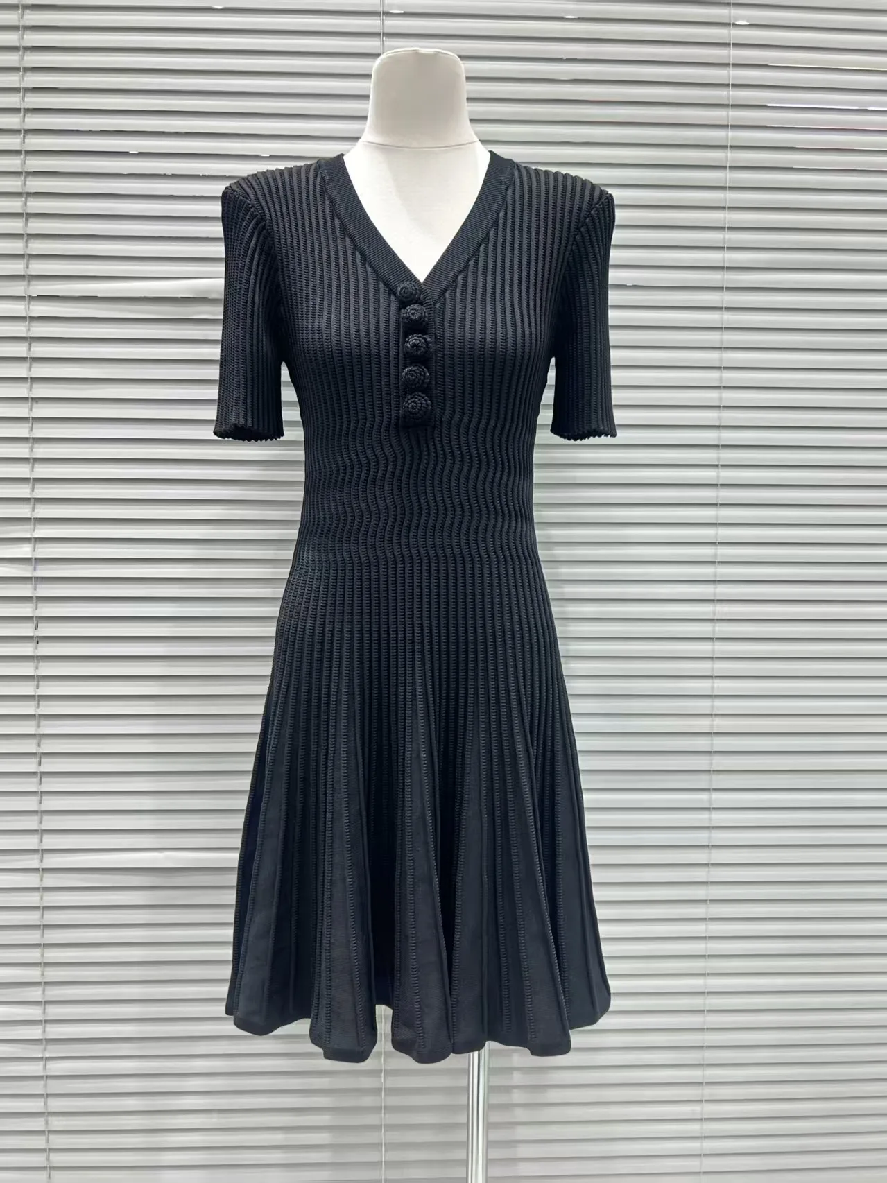 Slim Fit V-Neck Short Sleeve Knitted Dress Women's A-Line Skirt Style French Design Casual Wear Summer 2026 Fashion Trend
Slim Fit V-Neck Short Sleeve Knitted Dress Women's A-Line Skirt Style French Design Casual Wear Summer 2026 Fashion Trend