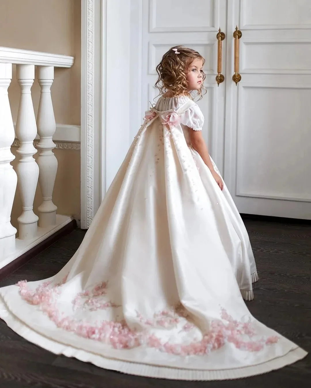 Customized Luxury Champagne Flower Girl Dresses Pageant Gown for Wedding Lace Appliques Birthday Party First Communion Gowns
Customized Luxury Champagne Flower Girl Dresses Pageant Gown for Wedding Lace Appliques Birthday Party First Communion Gowns