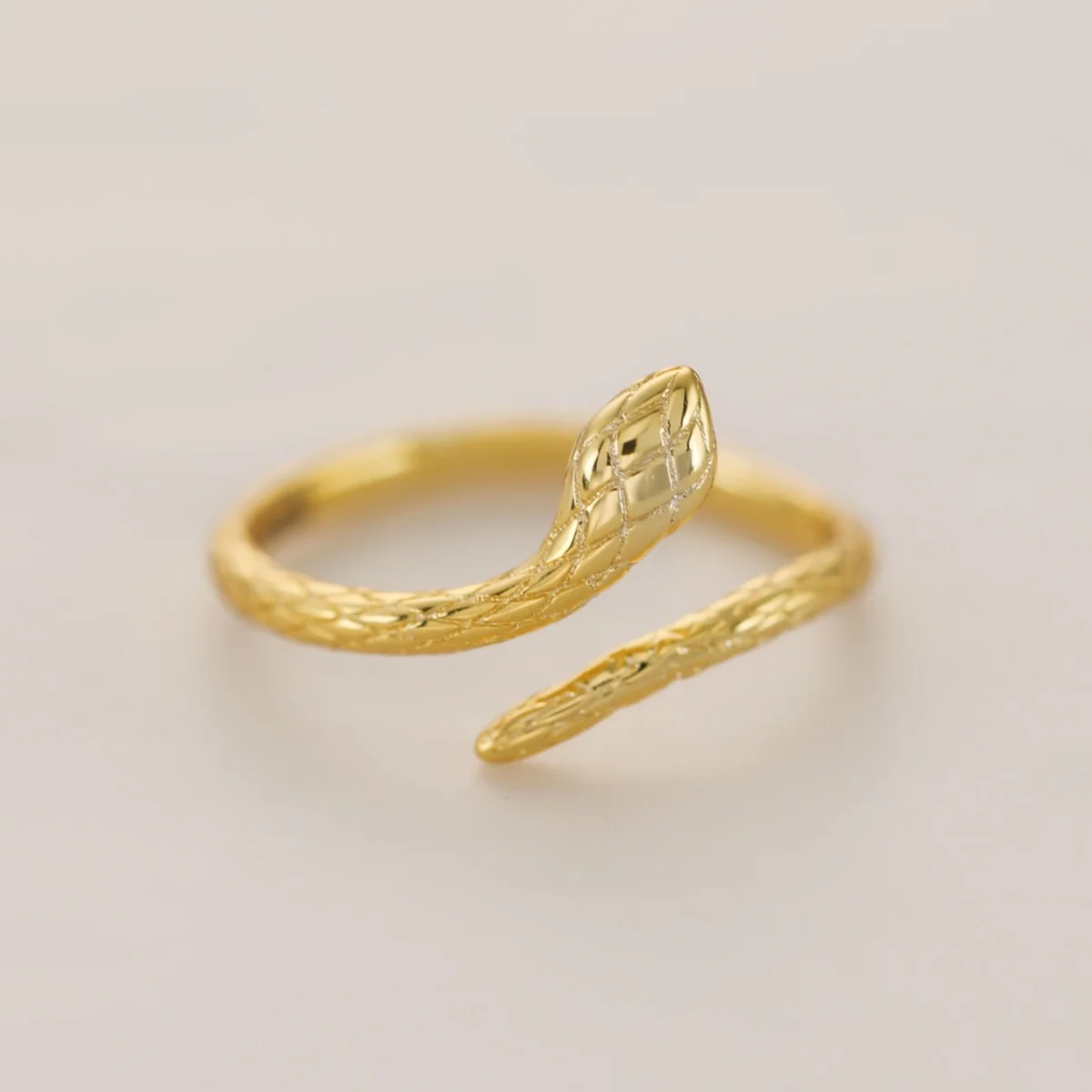 18k gold-plated sterling silver adjustable serpentine ring, unique personality, suitable for parties, gifts, exquisite jewelry
18k gold-plated sterling silver adjustable serpentine ring, unique personality, suitable for parties, gifts, exquisite jewelry