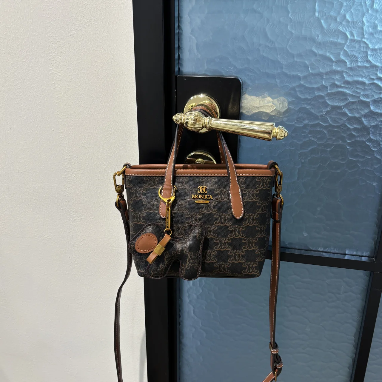 2025 Niche Monogram Tote Bag for Women Luxury Designer Inspired Shoulder Purse with Crossbody Strap Vintage Style Handbag
2025 Niche Monogram Tote Bag for Women Luxury Designer Inspired Shoulder Purse with Crossbody Strap Vintage Style Handbag