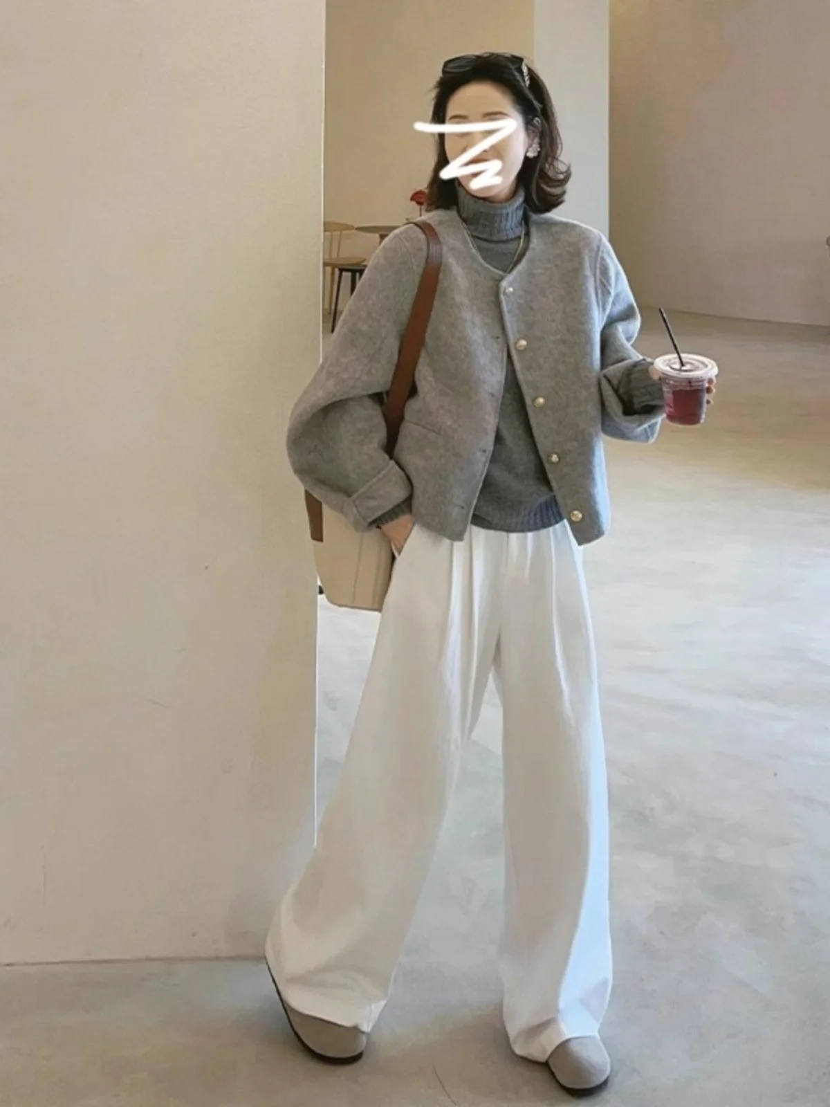 Grey Woolen Coat for Women with Gold Button Short Style Autumn Winter Fashion Elegant Feel Large Size Jacket Commute Style
Grey Woolen Coat for Women with Gold Button Short Style Autumn Winter Fashion Elegant Feel Large Size Jacket Commute Style