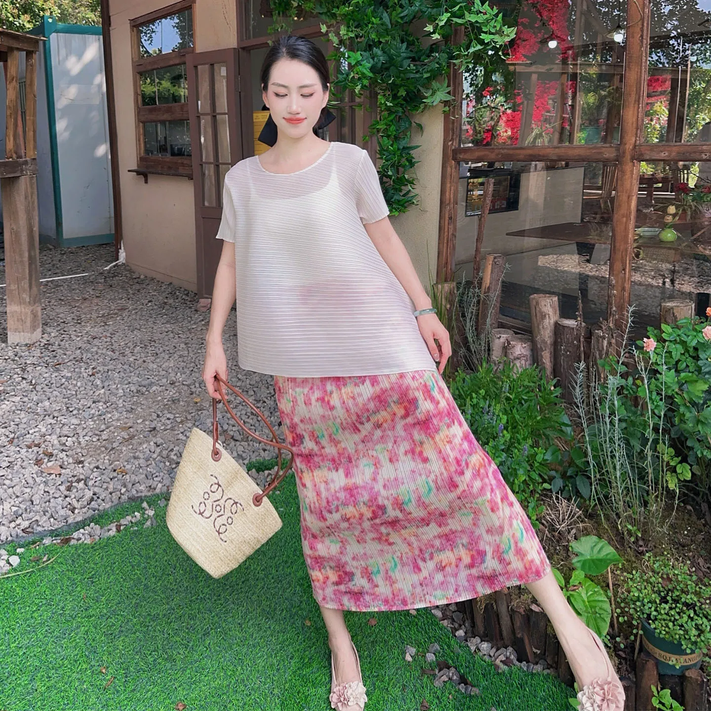 Miyake Summer White Short-sleeved Top Loose Fashion Casual Pleated French Age Reduction Wear Rose Red Skirt Pleated Suit Women
Miyake Summer White Short-sleeved Top Loose Fashion Casual Pleated French Age Reduction Wear Rose Red Skirt Pleated Suit Women