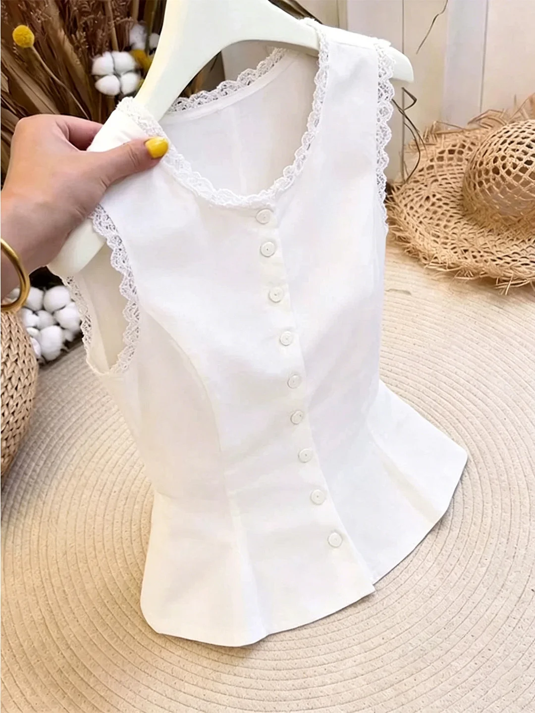 Elegant Lace Patchwork Design Commute Vest Sleeveless Single Button Summer Fashionable Top Korean Style Slim Fit round Neck
Elegant Lace Patchwork Design Commute Vest Sleeveless Single Button Summer Fashionable Top Korean Style Slim Fit round Neck