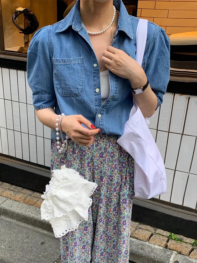 Retro Summer Women's Loose Fit Denim Shirt Jacket with Pleated Floral Wide Leg Pants Two Piece Set Fashionable Casual Outfit
Retro Summer Women's Loose Fit Denim Shirt Jacket with Pleated Floral Wide Leg Pants Two Piece Set Fashionable Casual Outfit