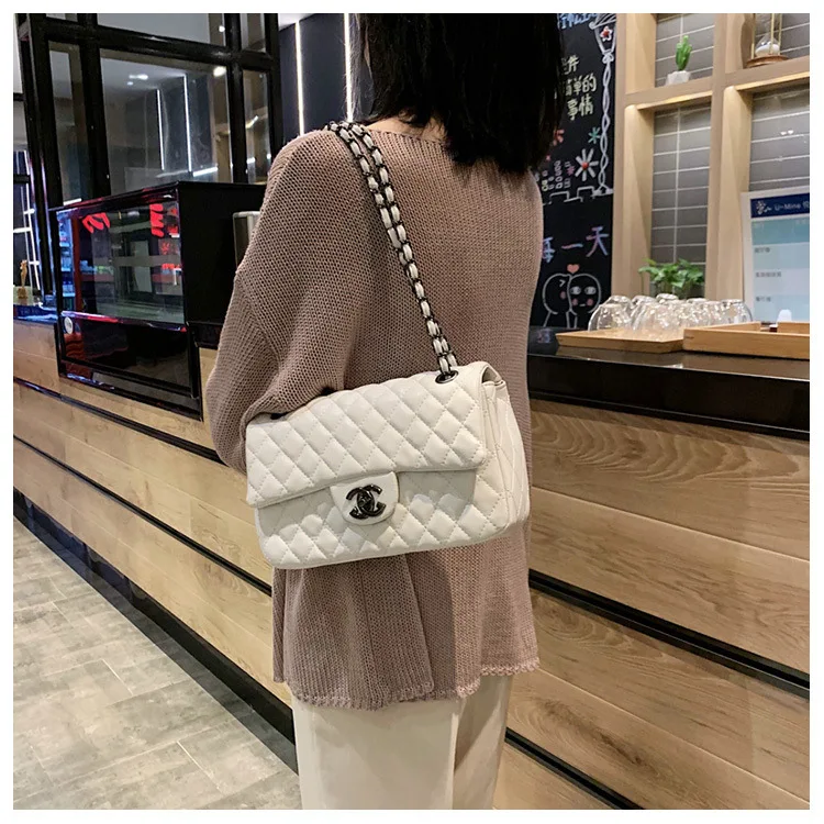 Xiaoxiangfeng diamond chain messenger bag 2025 new fashion trendy and retro classic shoulder small square bag
Xiaoxiangfeng diamond chain messenger bag 2025 new fashion trendy and retro classic shoulder small square bag
