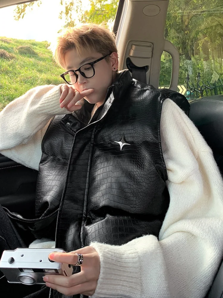 American Crocodile Pattern PU Leather Thiened Warm Svel Stand Collar Cotton Vest for Men Winter Youth Faion Jaet
American Crocodile Pattern PU Leather Thiened Warm Svel Stand Collar Cotton Vest for Men Winter Youth Faion Jaet