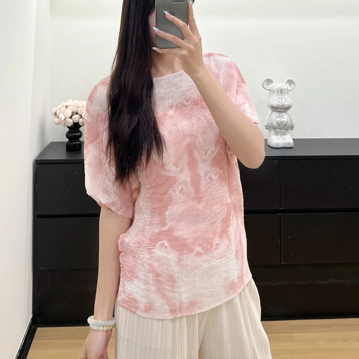 Miyake Pleated Round Neck T-Shirt 2025 High-end Swoosh Short Sleeve Peplum Design Loose Batwing Sleeve Top
Miyake Pleated Round Neck T-Shirt 2025 High-end Swoosh Short Sleeve Peplum Design Loose Batwing Sleeve Top