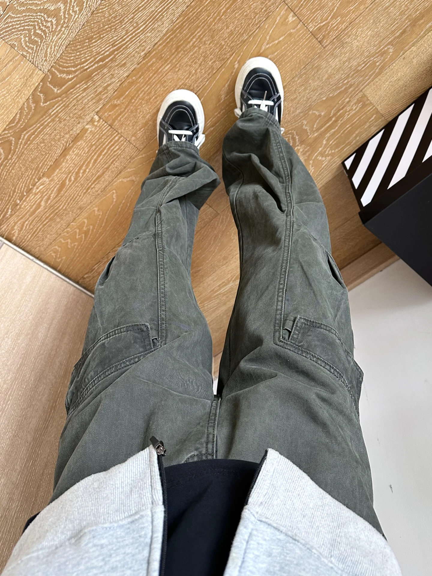Military Green Knife Workwear Pants Men's Autumn Multi-Pocket Pleated Paratrooper Jeans CleanFit Flared Denim Trousers
Military Green Knife Workwear Pants Men's Autumn Multi-Pocket Pleated Paratrooper Jeans CleanFit Flared Denim Trousers