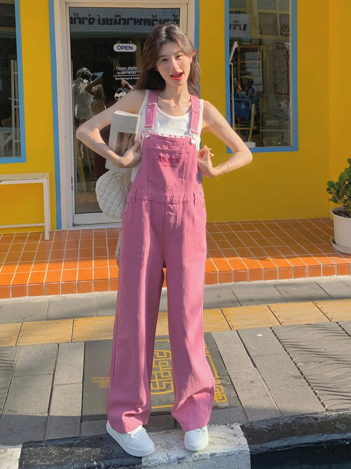 Розовый рабочий комбинезон женский летний 2025, стройнящий, с высокой талией, широкими штанинами, в стиле колледж, антивозрастной, модный тренд
Розовый рабочий комбинезон женский летний 2025, стройнящий, с высокой талией, широкими штанинами, в стиле колледж, антивозрастной, модный тренд
