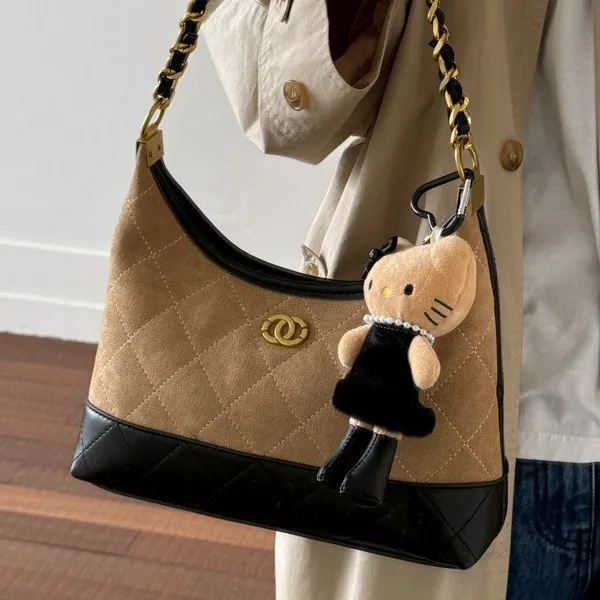  Дизайнерская сумка через плечо 2025, женская стеганая сумка через плечо в стиле ретро, уникальный слинг с цветными блоками, элегантная
Дизайнерская сумка через плечо 2025, женская стеганая сумка через плечо в стиле ретро, уникальный слинг с цветными блоками, элегантная 