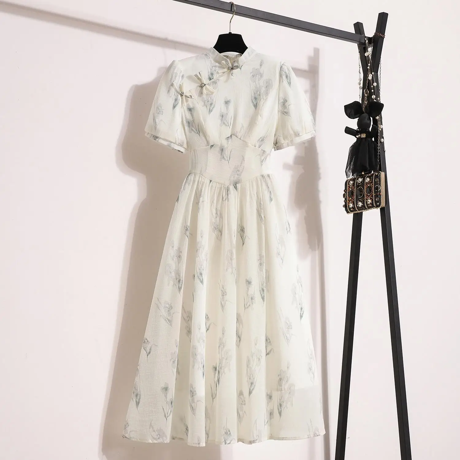 Women Chiffon Long Dresses Summer Female Stand Collar Short Sleeve Large Size 4XL Elegant Floral Printed Cheongsam Slim Vestido
Women Chiffon Long Dresses Summer Female Stand Collar Short Sleeve Large Size 4XL Elegant Floral Printed Cheongsam Slim Vestido