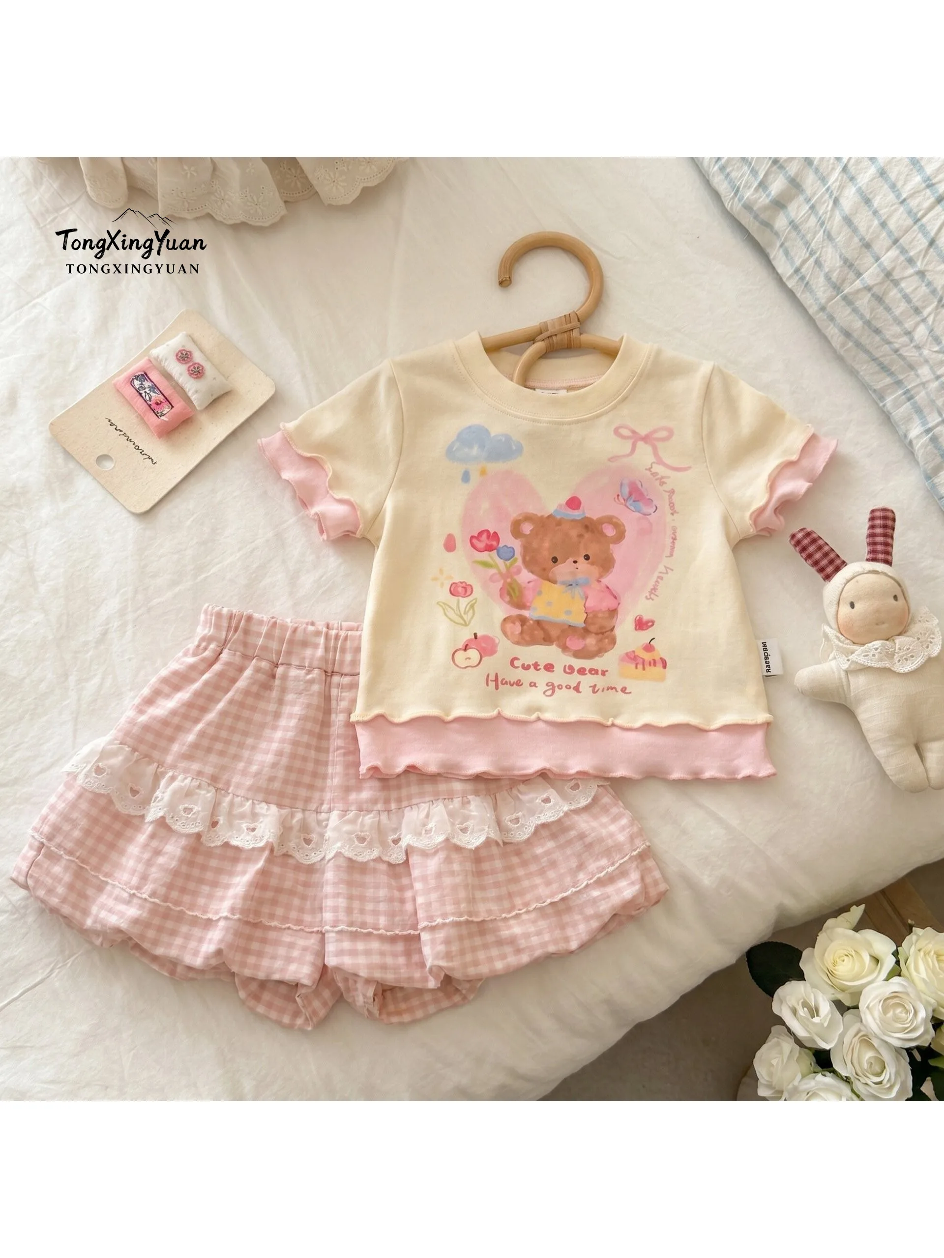 Cute Bear Print Summer Outfit for Girls Short Sleeve Ruffle Shorts Two Piece Set Cartoon Animal Design Children's Casual Wear
Cute Bear Print Summer Outfit for Girls Short Sleeve Ruffle Shorts Two Piece Set Cartoon Animal Design Children's Casual Wear