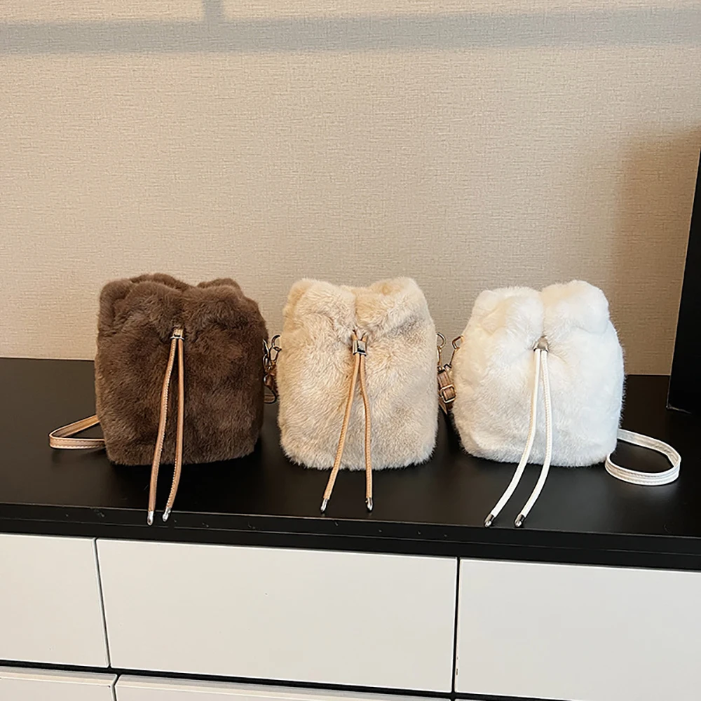Korean Style Cute Ins Plush Bucket Bag Women Autumn Winter Solid Color Buckle One Shoulder Bags Daily All-Match Crossbody Packs
Korean Style Cute Ins Plush Bucket Bag Women Autumn Winter Solid Color Buckle One Shoulder Bags Daily All-Match Crossbody Packs