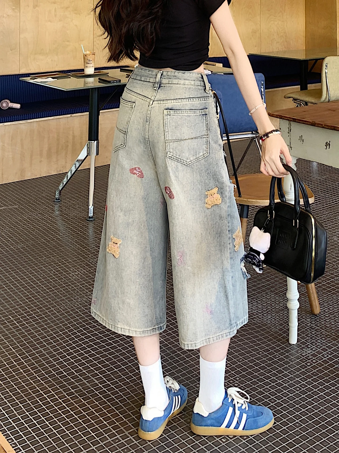 Американские джинсовые шорты с высокой талией и вышивкой в виде медведя, женские свободные брюки-капри, осенняя новинка, большие размеры для полных женщин
Американские джинсовые шорты с высокой талией и вышивкой в виде медведя, женские свободные брюки-капри, осенняя новинка, большие размеры для полных женщин