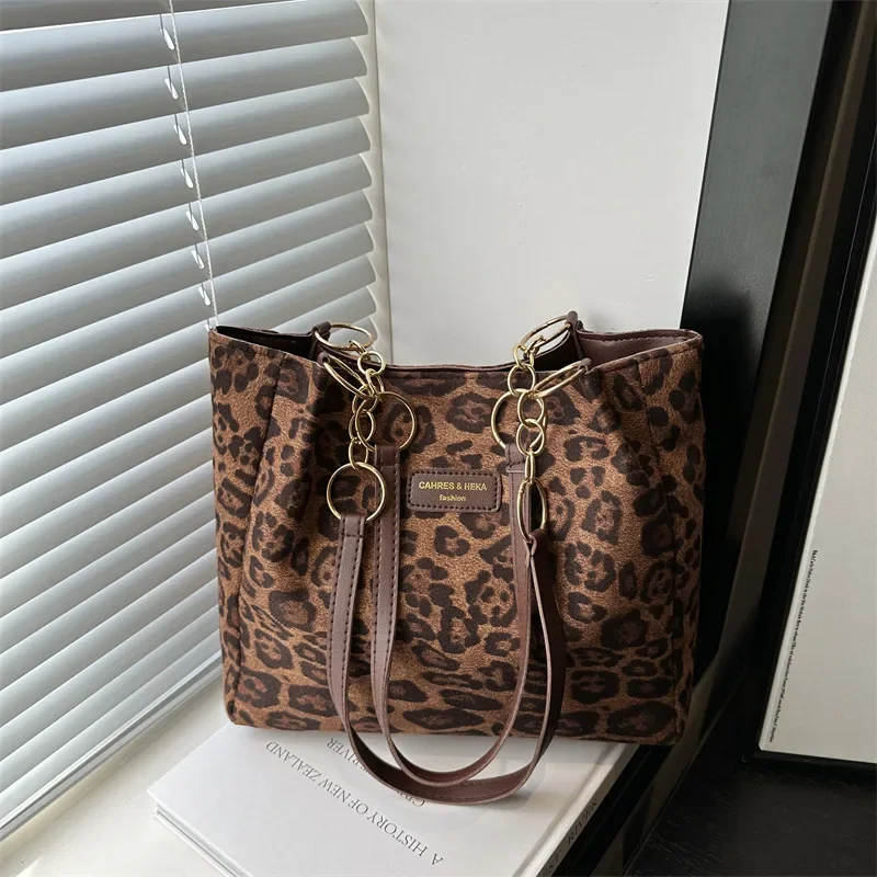 Leisure commuting large-capacity bag, female leopard print shoulder bag, portable tote bag.
Leisure commuting large-capacity bag, female leopard print shoulder bag, portable tote bag.