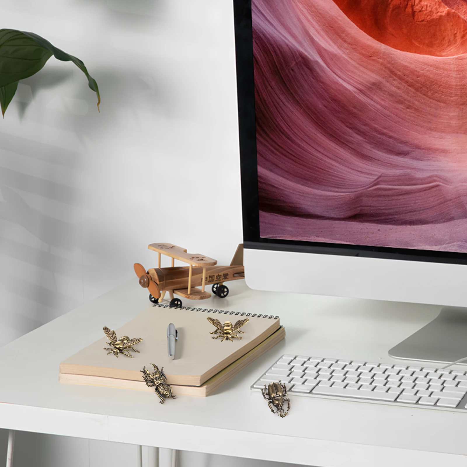 5 pcs Creative Bee Ornament Brass Bugs Metal Animal Figurines Desktop Decor Tea Party Favors Brass Beetle Insect Decorations 
5 pcs Creative Bee Ornament Brass Bugs Metal Animal Figurines Desktop Decor Tea Party Favors Brass Beetle Insect Decorations