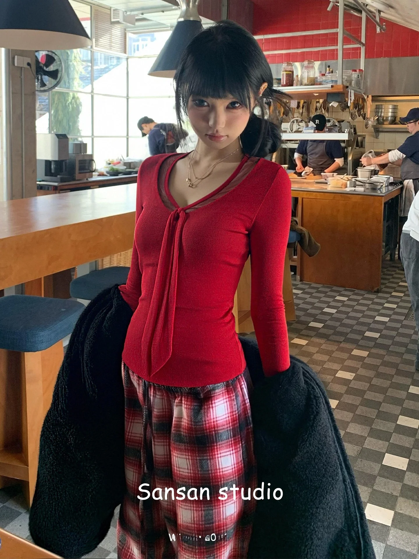 Американская женская футболка с V-образным вырезом и длинным рукавом, весенне-осенняя, с поясом, базовая, утягивающая, для ношения под одеждой, модный топ
Американская женская футболка с V-образным вырезом и длинным рукавом, весенне-осенняя, с поясом, базовая, утягивающая, для ношения под одеждой, модный топ