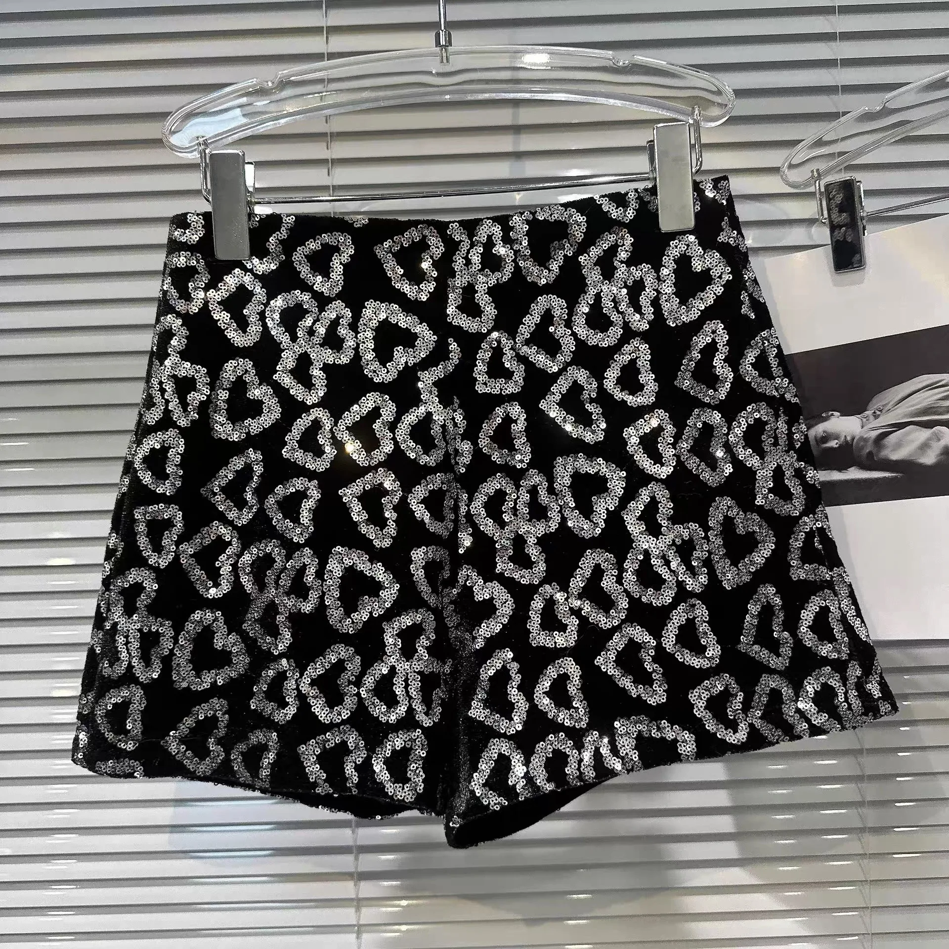 2026 Spring chic baby Girl shorts teen kid Wind Love sequin Embroidery Velvet Elastic Waist Boots short pants 3-14 child clothes
2026 Spring chic baby Girl shorts teen kid Wind Love sequin Embroidery Velvet Elastic Waist Boots short pants 3-14 child clothes