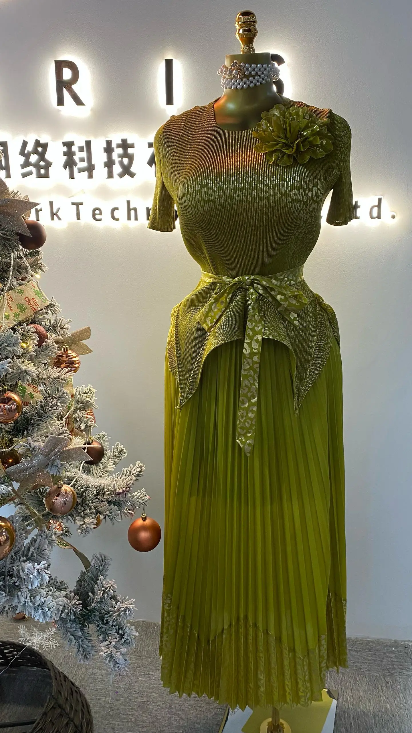 2025 Summer New V-neck Solid Color Top Handmade Flower Fashion Casual Women's Skirt Set-GZKK007
2025 Summer New V-neck Solid Color Top Handmade Flower Fashion Casual Women's Skirt Set-GZKK007