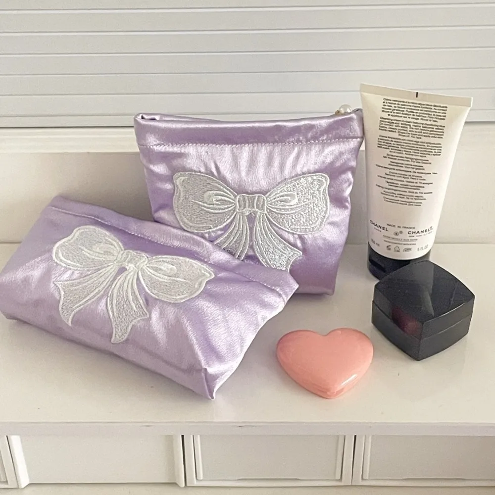 Portable Pearl Color Silks Cosmetic Container Lightweight Handle Embroider Bowknot Travel Toiletry Bag Sanitary Napkin Bag
Portable Pearl Color Silks Cosmetic Container Lightweight Handle Embroider Bowknot Travel Toiletry Bag Sanitary Napkin Bag