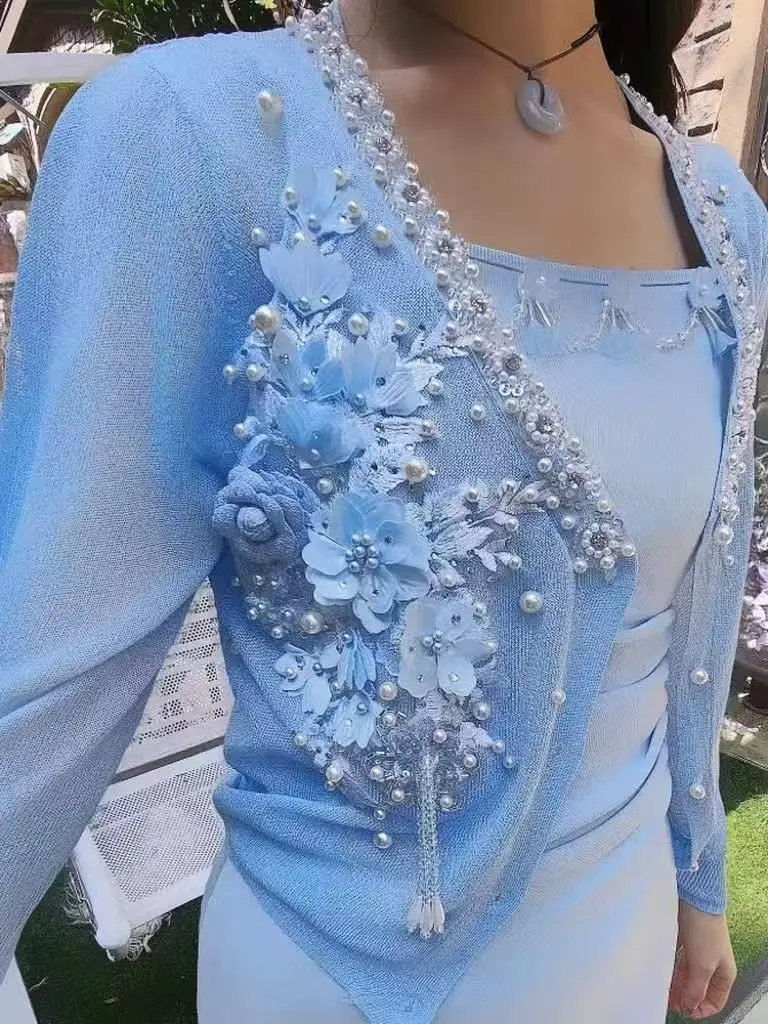 New In 2025 Trend Beaded Flowers Stitch Knitted Short Cardigan Women's V-Neck Slim Fit Long Sleeve Thin Cropped Sweater Top
New In 2025 Trend Beaded Flowers Stitch Knitted Short Cardigan Women's V-Neck Slim Fit Long Sleeve Thin Cropped Sweater Top