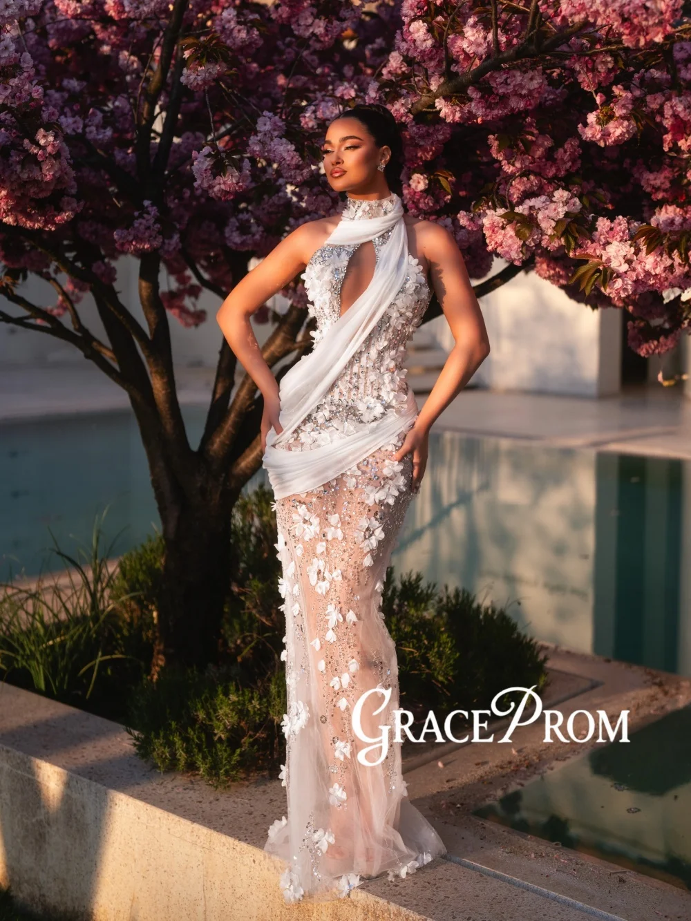 Delicate 3D Floral Illusion Evening Dress Long Silver Crystal Halter Wedding Party Gown Customized Opulent Straight Prom Dresses
Delicate 3D Floral Illusion Evening Dress Long Silver Crystal Halter Wedding Party Gown Customized Opulent Straight Prom Dresses