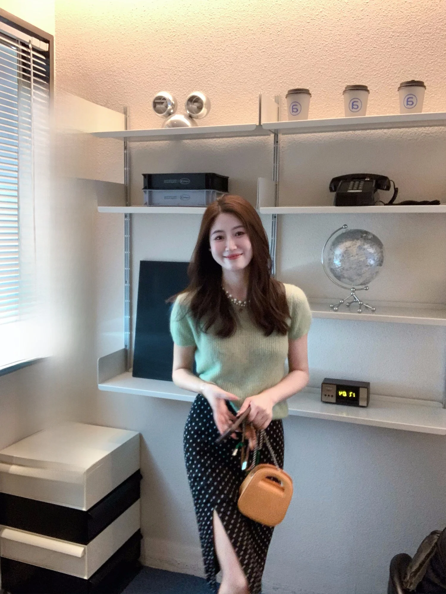 Мягкая женская футболка с коротким рукавом, весна-лето, однотонная, с круглым вырезом, из смесовой шерсти, удобная посадка
Мягкая женская футболка с коротким рукавом, весна-лето, однотонная, с круглым вырезом, из смесовой шерсти, удобная посадка