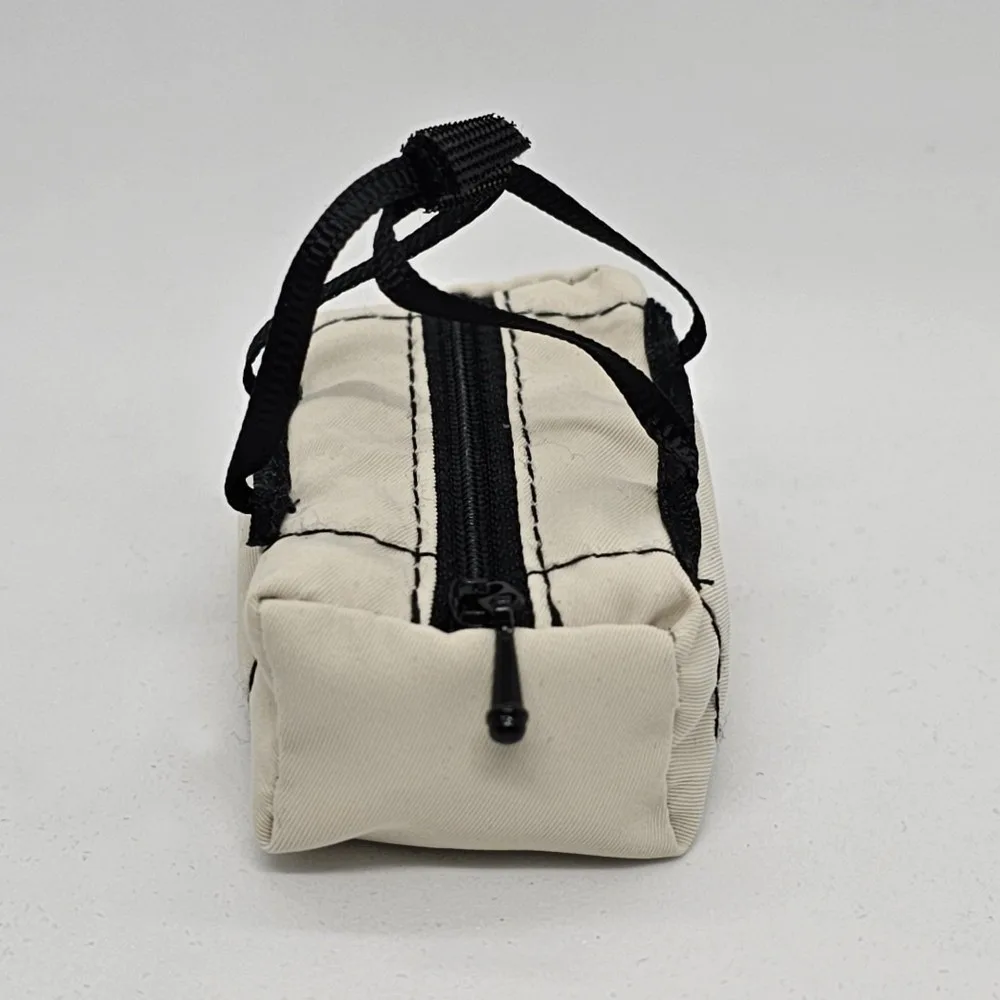 Portable Simulation RC Model Bag Waterproof Outdoor Rainstorm Miniature Travel Bag Scale Design Storage Bag Roof Ornament
Portable Simulation RC Model Bag Waterproof Outdoor Rainstorm Miniature Travel Bag Scale Design Storage Bag Roof Ornament