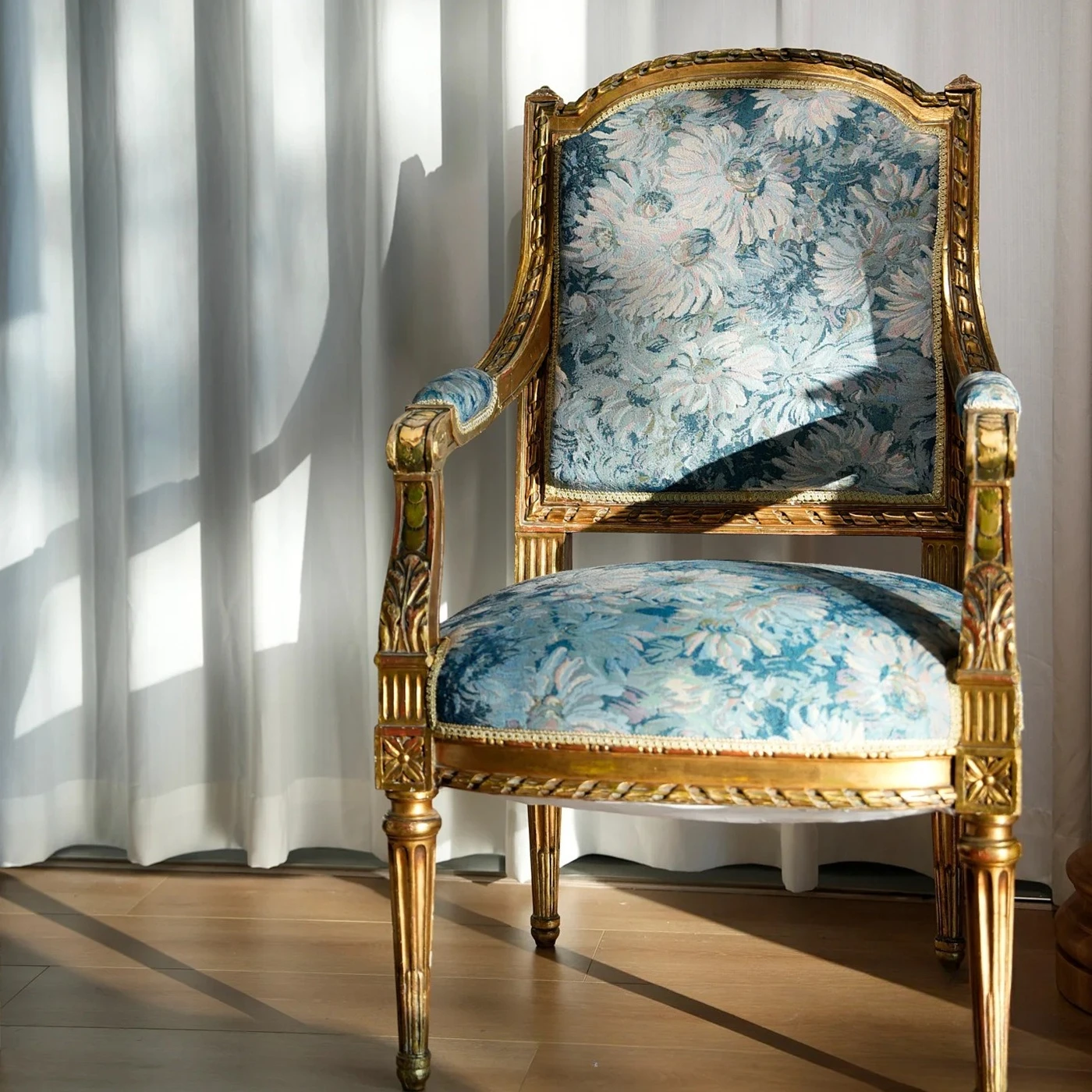 French vintage solid wood living room balcony single lounge chair bedroom gilded carved dressing chair oil painting design book
French vintage solid wood living room balcony single lounge chair bedroom gilded carved dressing chair oil painting design book