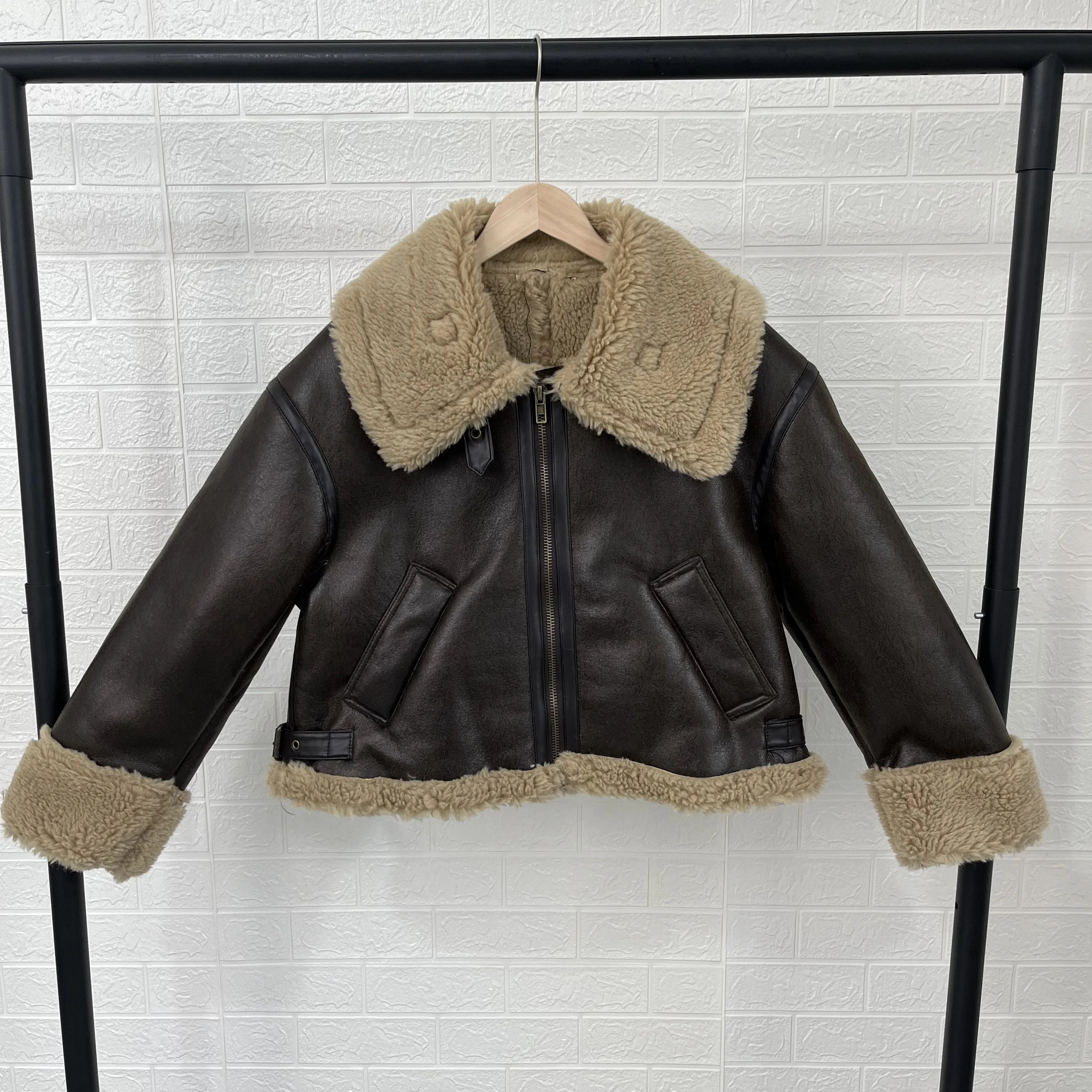 Taop&Za women's clothing 2024 autumn new street style versatile double-sided short jacket imitation fur integrated warmth
Taop&Za women's clothing 2024 autumn new street style versatile double-sided short jacket imitation fur integrated warmth