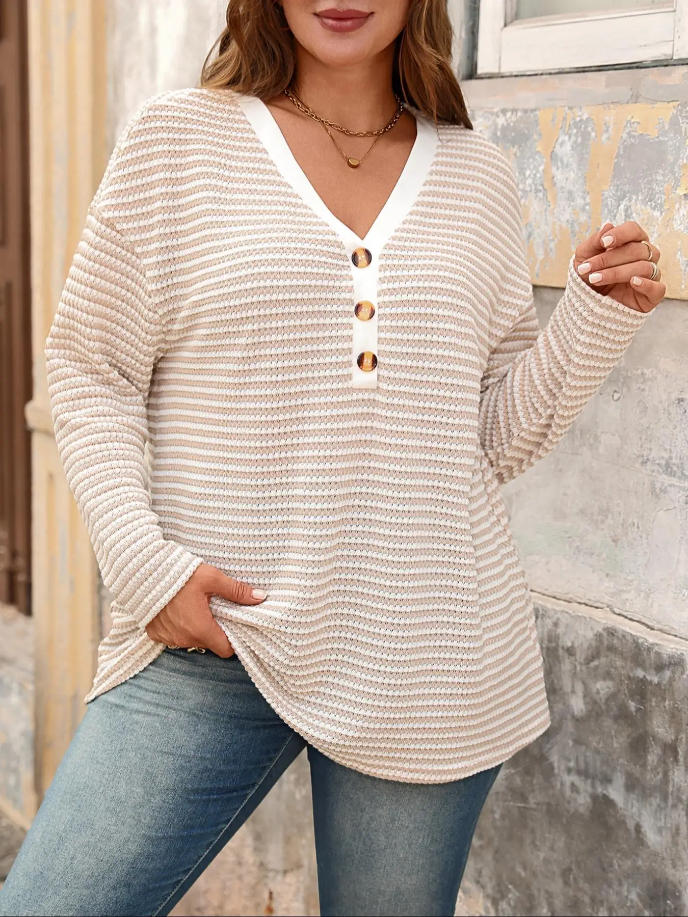 Plus Size T-Shirt for Casual Summer Wear, Moderate Thickness Knitted Fabric, Fitted Style for Comfortable Fit
Plus Size T-Shirt for Casual Summer Wear, Moderate Thickness Knitted Fabric, Fitted Style for Comfortable Fit
