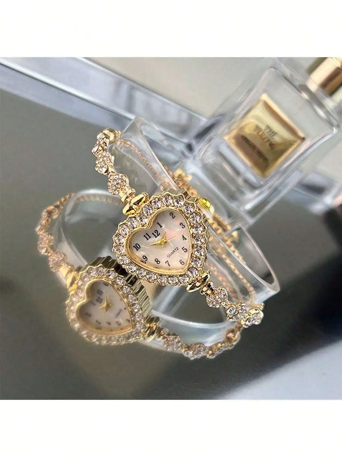 Женские кварцевые часы золотистого цвета в форме сердца с кристаллами и регулируемым ремешком-браслетом
Женские кварцевые часы золотистого цвета в форме сердца с кристаллами и регулируемым ремешком-браслетом
