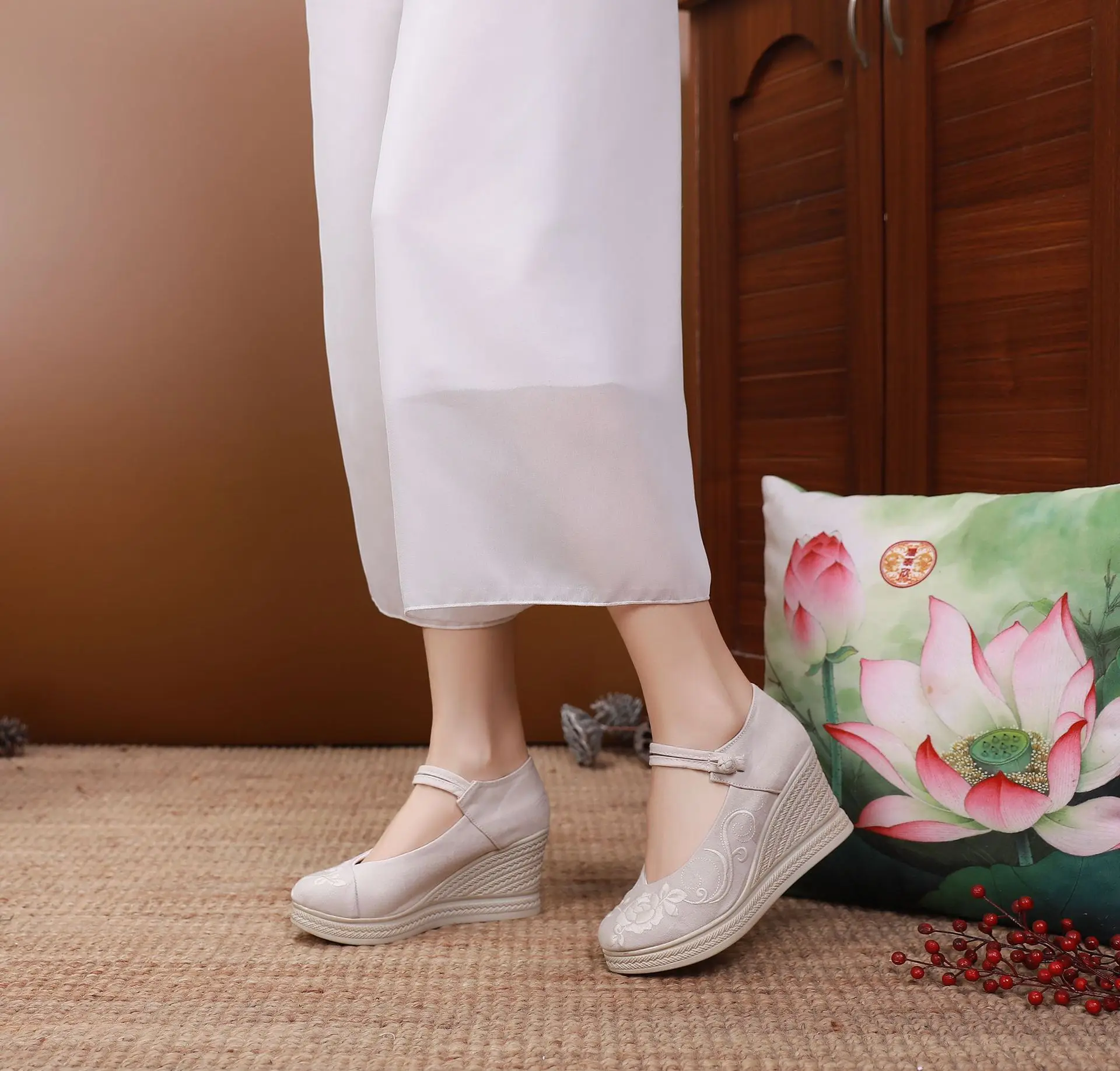 Spring Old Beijing High Heel Embroidered Ancient Costume Ethnic Style Shoes Increased Antique Women's Han-Style
Spring Old Beijing High Heel Embroidered Ancient Costume Ethnic Style Shoes Increased Antique Women's Han-Style