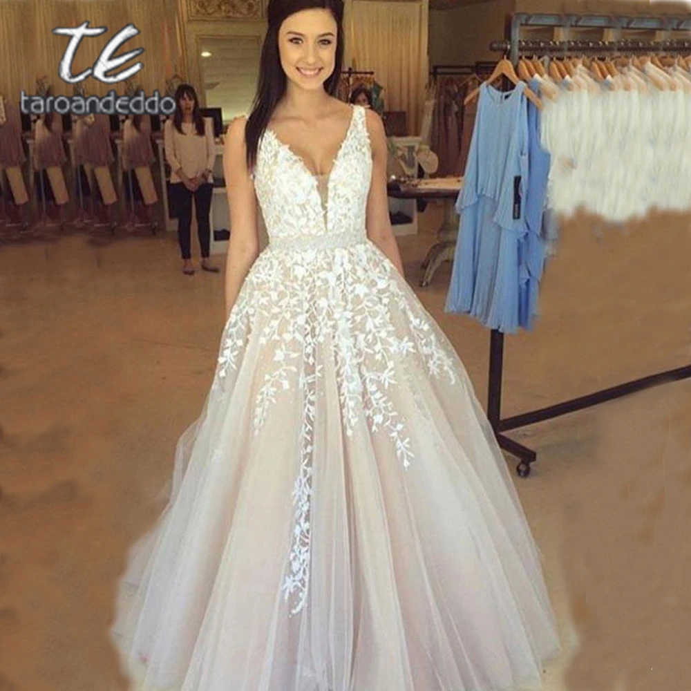 Customized V Neck Wedding Dresses Light Champagne Floor Length Applique Open Back Tulle A Line Backless Bridal Gowns
Customized V Neck Wedding Dresses Light Champagne Floor Length Applique Open Back Tulle A Line Backless Bridal Gowns