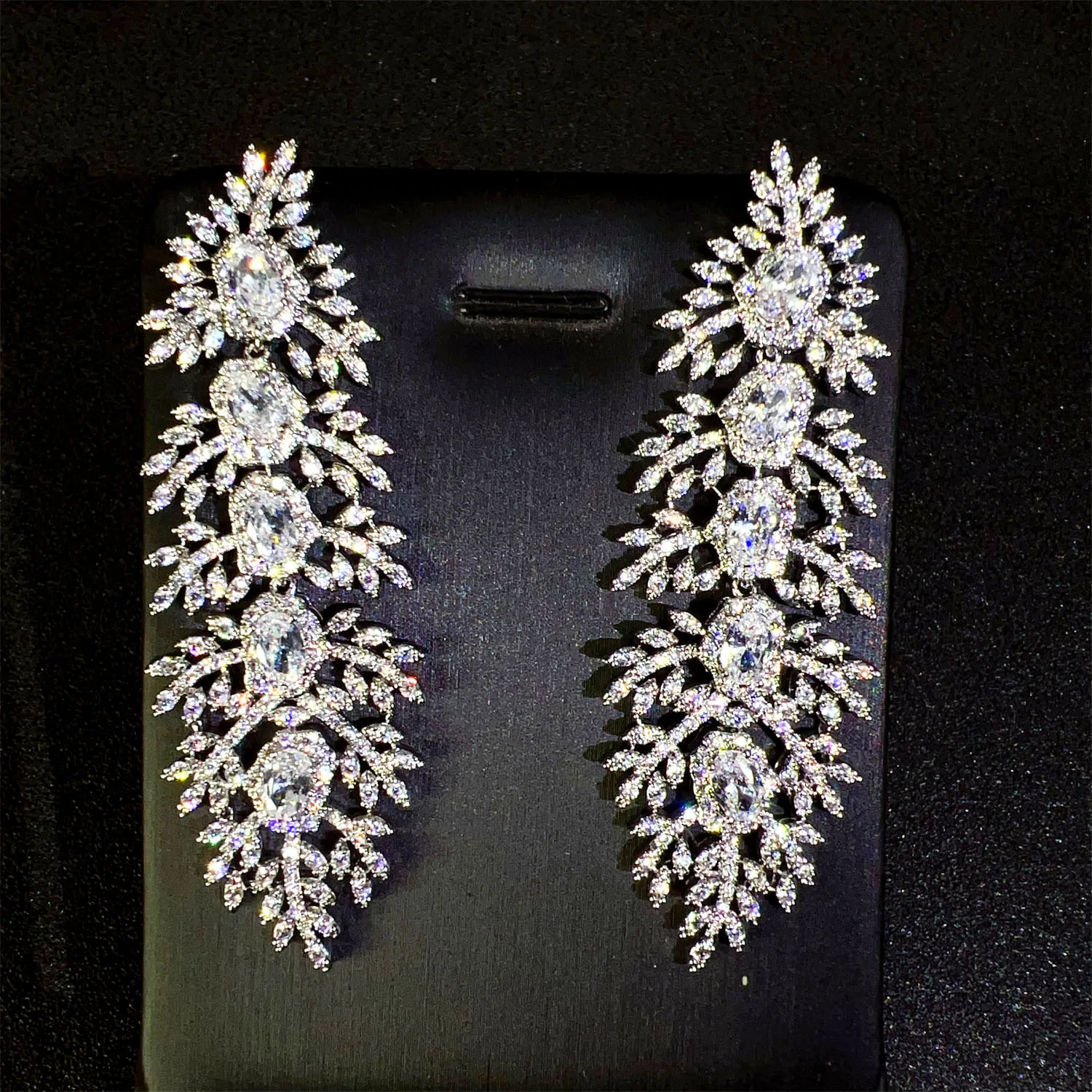 Gorgeous Wedding Bridal Earrings Long Plant Leaf Dangle Earrings Shiny White Zircon Evening Party Luxury Jewelry Gift Female
Gorgeous Wedding Bridal Earrings Long Plant Leaf Dangle Earrings Shiny White Zircon Evening Party Luxury Jewelry Gift Female