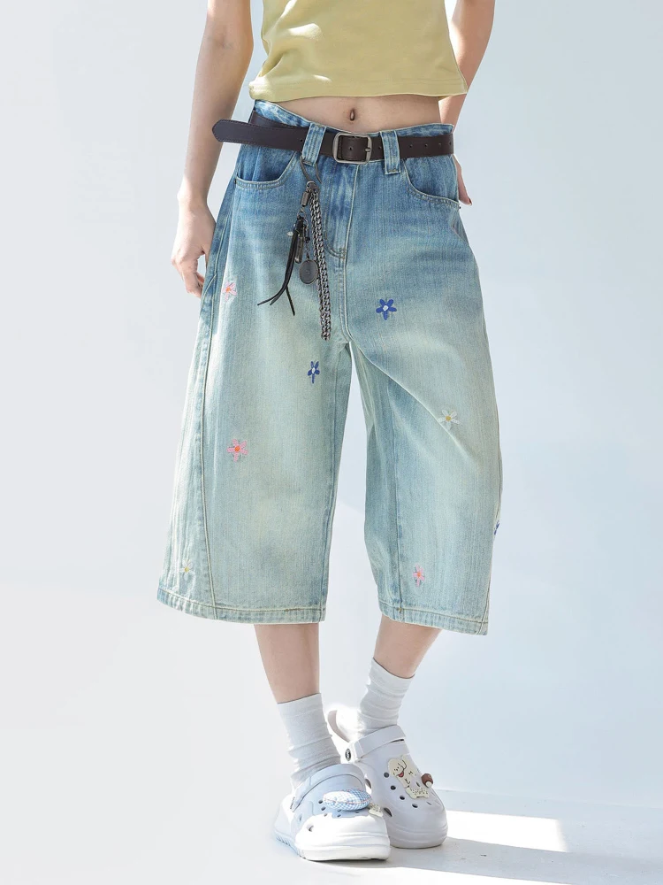 American retro small flower embroidered denim shorts men's and women's summer trendy loose casual wide leg cropped pants
American retro small flower embroidered denim shorts men's and women's summer trendy loose casual wide leg cropped pants