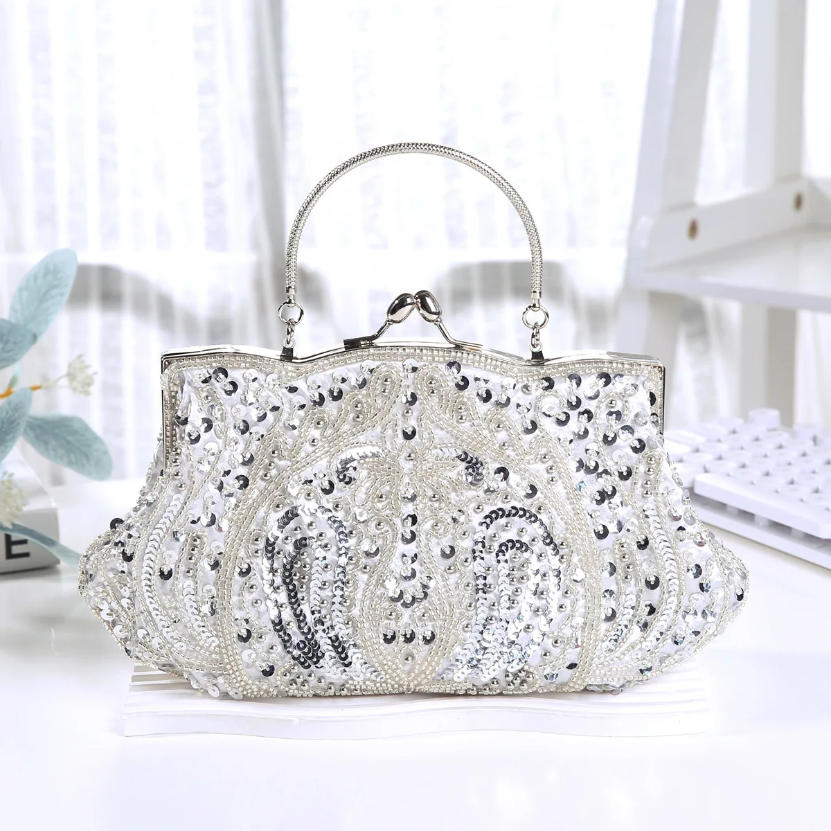 Вечерняя сумка-тоут с бисерной вышивкой и стразами для женщин: модная, портативная, из блестящего материала, для вечеринок и банкетов
Вечерняя сумка-тоут с бисерной вышивкой и стразами для женщин: модная, портативная, из блестящего материала, для вечеринок и банкетов