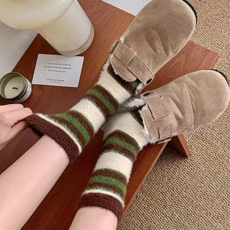5 Pairs 2025 Cozy Women's Mid-Calf Socks Fashion Winter Thick Warm Fleece Socks Casual Striped Color-Blocked Fuzzy Socks Hosiery
5 Pairs 2025 Cozy Women's Mid-Calf Socks Fashion Winter Thick Warm Fleece Socks Casual Striped Color-Blocked Fuzzy Socks Hosiery