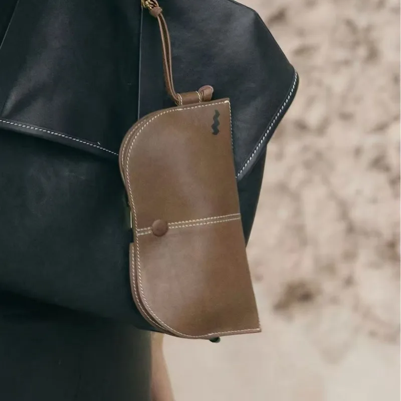 2026 New Songmont Trace Bag Pendant Designer Accessories Vegetable-Tanned Leather Eyeglass Case Decorative Bag
2026 New Songmont Trace Bag Pendant Designer Accessories Vegetable-Tanned Leather Eyeglass Case Decorative Bag