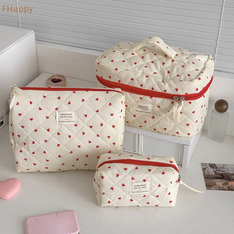 Ins Fresh Red Heart Стеганая косметичка Модная большая вместительная сумка для хранения туалетных принадлежностей Портативная дорожная косметичка Сумочка
Ins Fresh Red Heart Стеганая косметичка Модная большая вместительная сумка для хранения туалетных принадлежностей Портативная дорожная косметичка Сумочка