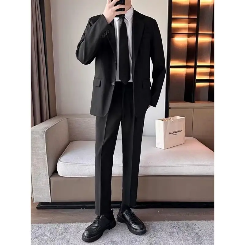 Мужской деловой костюм для весны и осени: пиджак и брюки для свадьбы, выпускного или деловых встреч, профессиональный комплект из полиэстера, приталенный крой.
Мужской деловой костюм для весны и осени: пиджак и брюки для свадьбы, выпускного или деловых встреч, профессиональный комплект из полиэстера, приталенный крой.