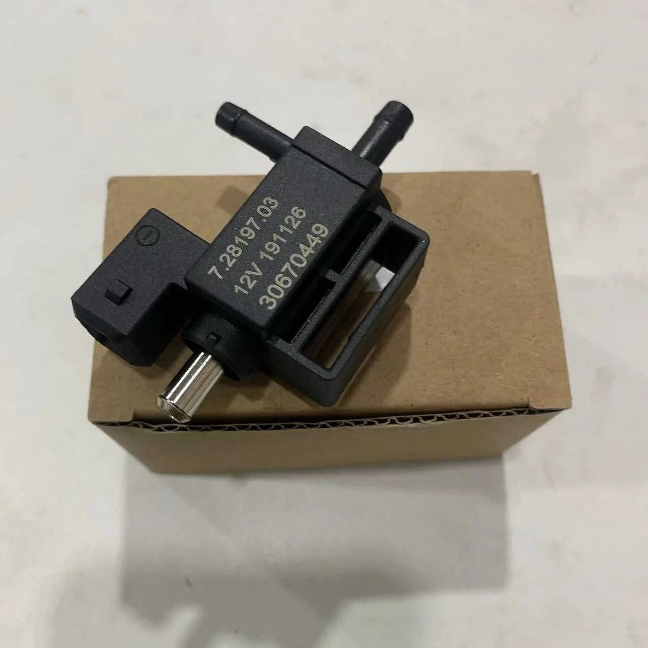 Turbo Boost Pressure Solenoid Valve 30670449 for Volvo C30 C70 S40 S60 V50 V60 V70 XC60 XC70 6M5G9K378AA 728197160 BL3E9K378BA
Turbo Boost Pressure Solenoid Valve 30670449 for Volvo C30 C70 S40 S60 V50 V60 V70 XC60 XC70 6M5G9K378AA 728197160 BL3E9K378BA