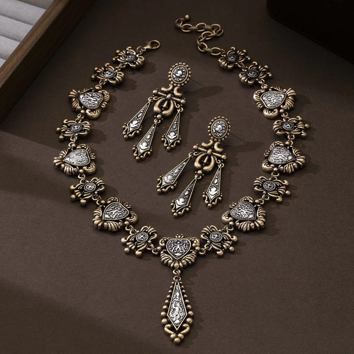 Vintage Medieval Relief Bohemian Tassel Necklace Earrings Set For Women Exaggerated Retro Party Jewelry Gift
Vintage Medieval Relief Bohemian Tassel Necklace Earrings Set For Women Exaggerated Retro Party Jewelry Gift