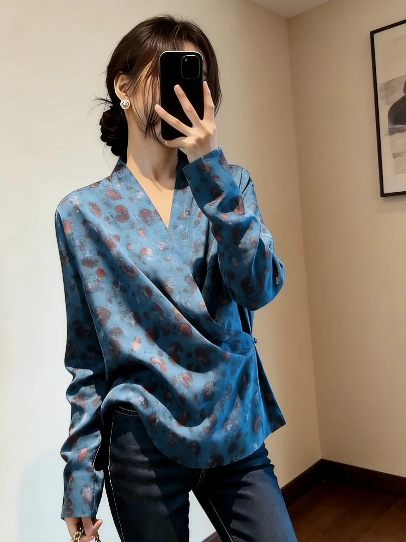 Elegant Blue Floral Print Shirt Women's Long Sleeve V-Neck French Style Loose Fit Spring 2026 Fashion Design Top
Elegant Blue Floral Print Shirt Women's Long Sleeve V-Neck French Style Loose Fit Spring 2026 Fashion Design Top