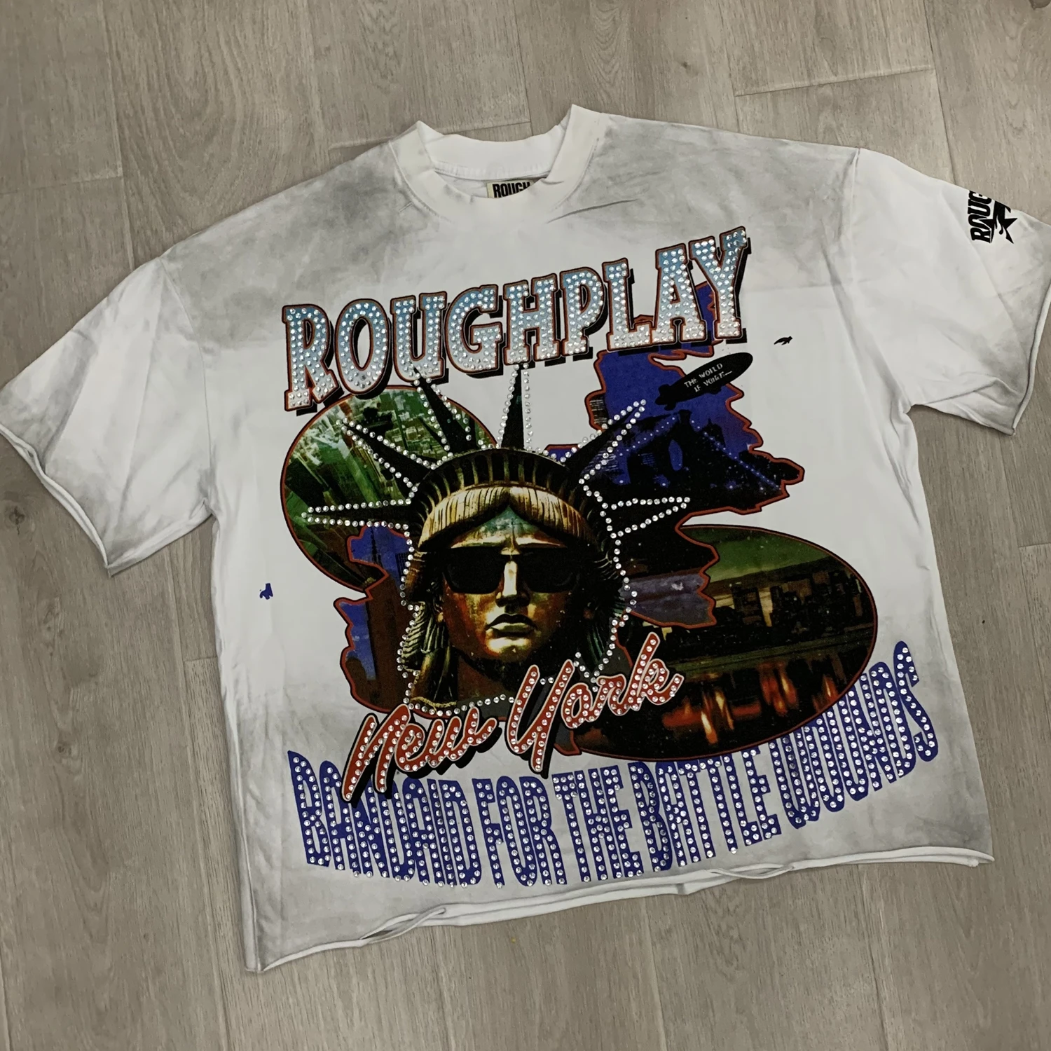 ROUGHPLAY блестящая футболка с короткими рукавами и белыми отверстиями с бриллиантами, принт «Статуя Свободы», высококачественные футболки для грубых игр
ROUGHPLAY блестящая футболка с короткими рукавами и белыми отверстиями с бриллиантами, принт «Статуя Свободы», высококачественные футболки для грубых игр