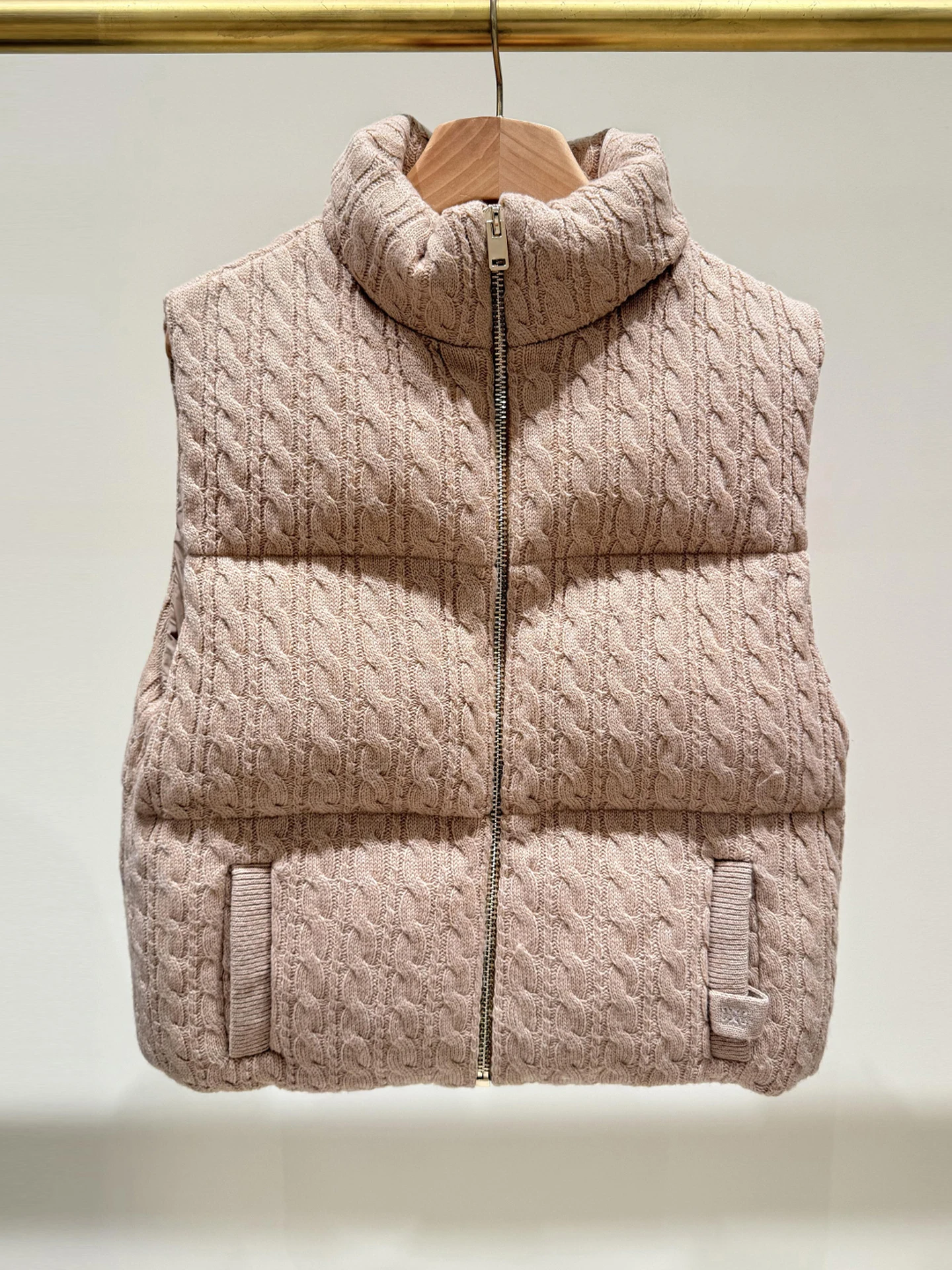 Высококачественный женский вязаный хлопковый жилет, осень-зима, новый воротник-стойка, молния, длина, цвет Faion, поездка на работу
Высококачественный женский вязаный хлопковый жилет, осень-зима, новый воротник-стойка, молния, длина, цвет Faion, поездка на работу