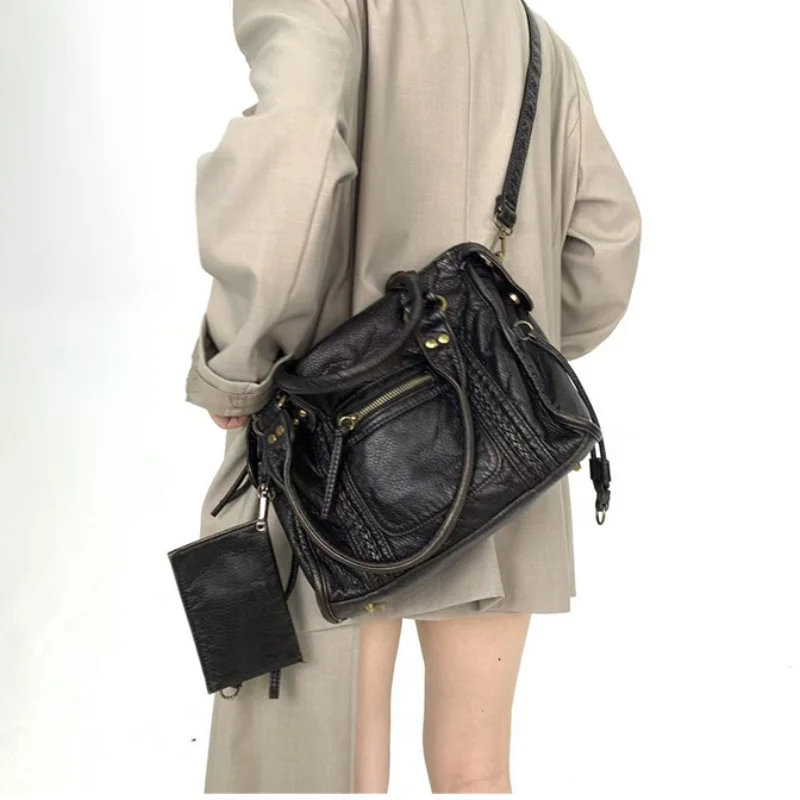 European American Retro Solid Color Tote Bag Fashion Soft Crossbody Bag Rivet Decoration Large Capacity Commuting Shoulder Bag
European American Retro Solid Color Tote Bag Fashion Soft Crossbody Bag Rivet Decoration Large Capacity Commuting Shoulder Bag