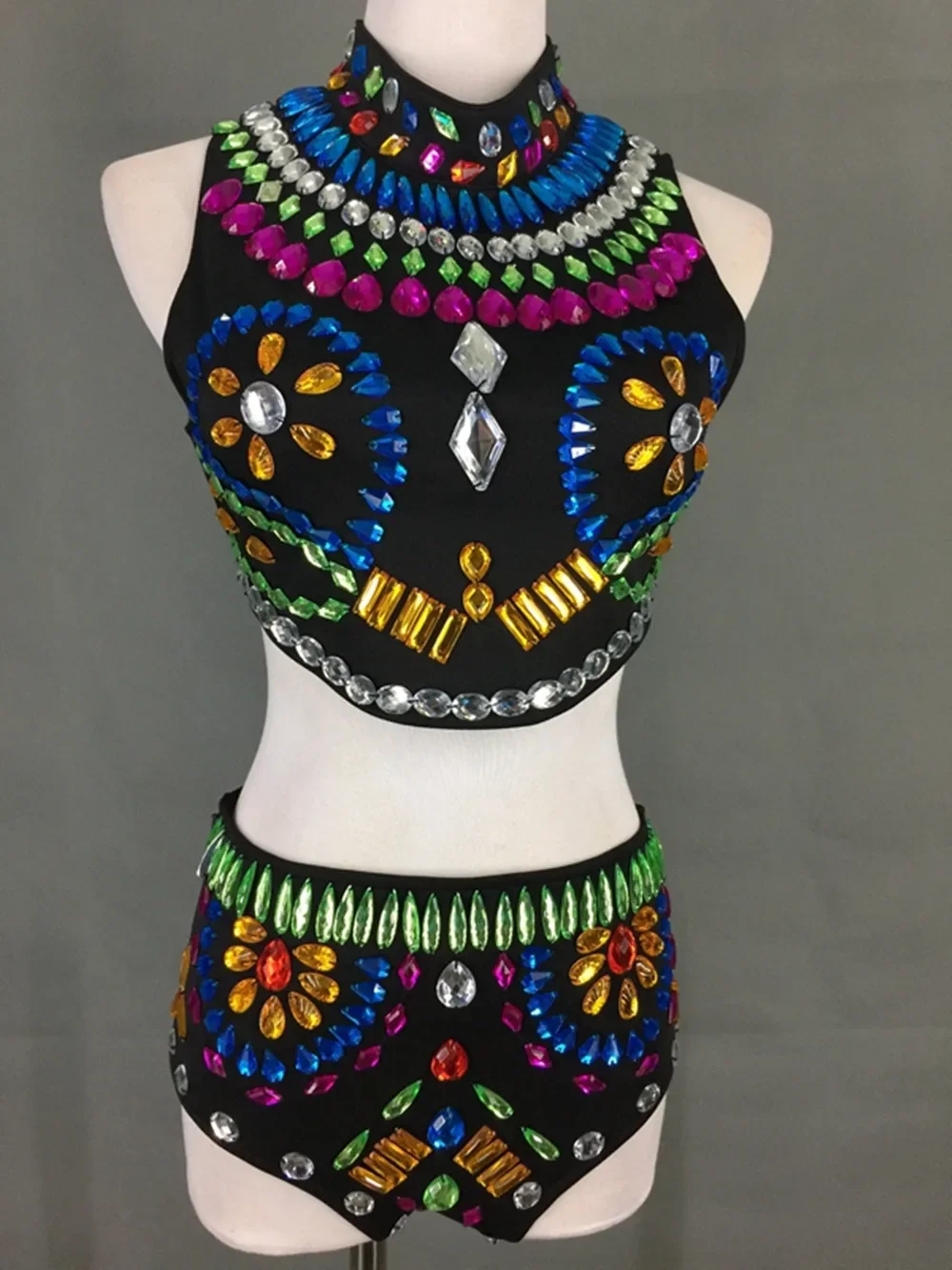 Новый комплект из 2 предметов: сексуальные шорты ручной работы с открытой спиной и низкой талией, без бретелек, для выступлений на сцене, для диджеев и певцов в ночных клубах.
Новый комплект из 2 предметов: сексуальные шорты ручной работы с открытой спиной и низкой талией, без бретелек, для выступлений на сцене, для диджеев и певцов в ночных клубах.