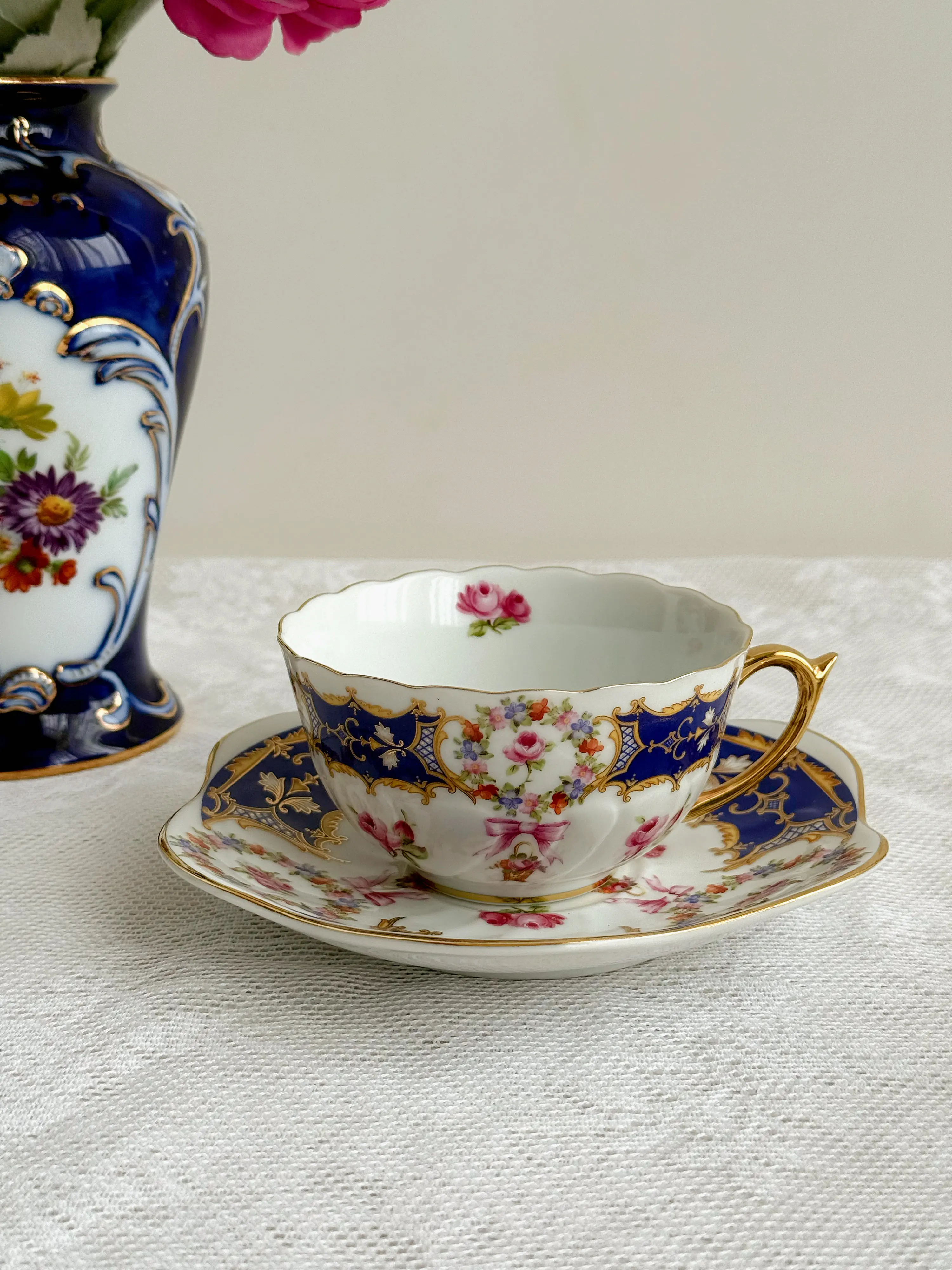 Exquisite medieval porcelain, old Parisian style, royal blue and gold butterfly bow, princess coffee cup and plate
Exquisite medieval porcelain, old Parisian style, royal blue and gold butterfly bow, princess coffee cup and plate