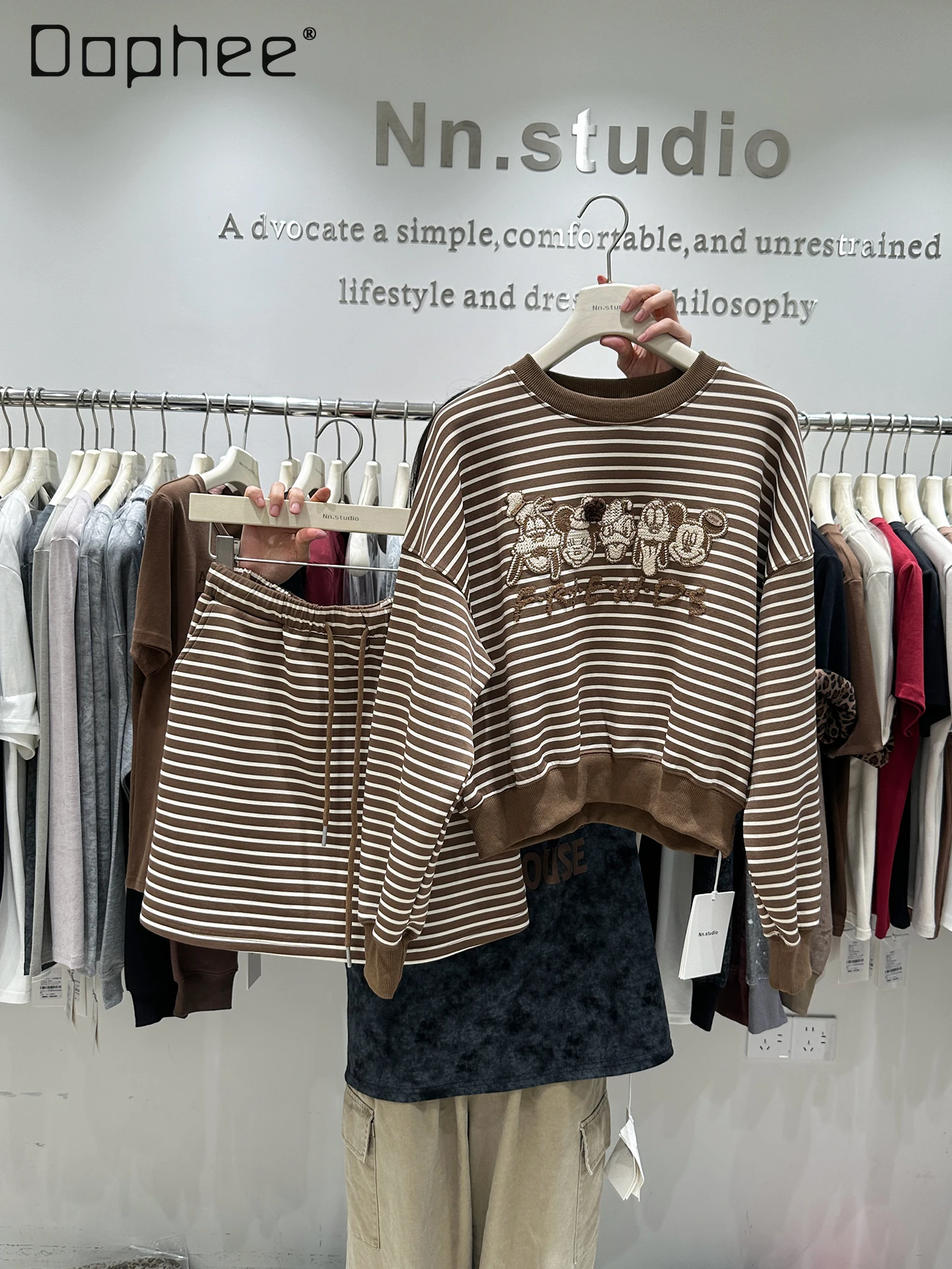 Striped Crew Neck Long Sleeve Sweatshirt for Women 2025 Autumn European Style Loose Casual Crew Neck Pullover Top and Skirt Set
Striped Crew Neck Long Sleeve Sweatshirt for Women 2025 Autumn European Style Loose Casual Crew Neck Pullover Top and Skirt Set